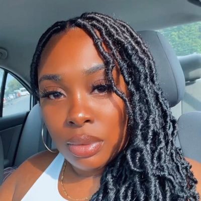 A Good Girl That Does Her Makeup To Trap Music. 👑