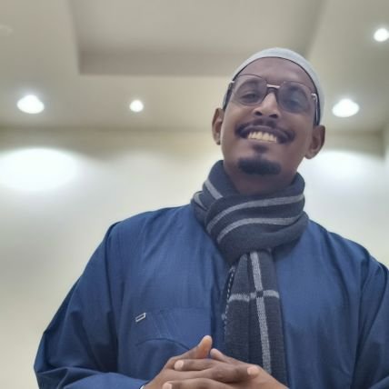 وَإذا خصصتُكَ بالقصيدةِ مرّةً
فلقَدْ خصصتُكَ بالدُّعاءِ مِرارا.
