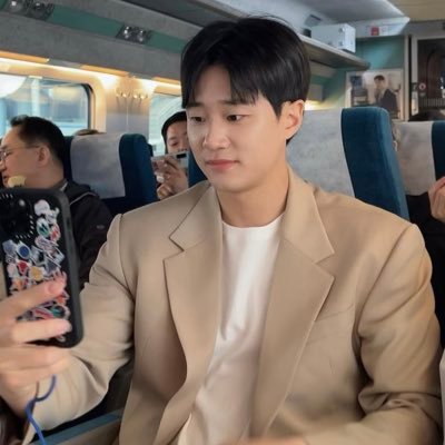 heo__03's profile picture. KCC 💙 렌즈가 없어서 화질 안 좋아요..친해져요!!편하게 얘기 나눠요 ☺️