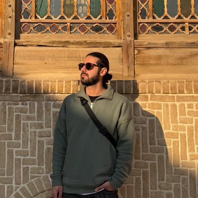 یک انسان خیلی معمولی ... محصول انفجارهایی مکرر ولی خاموش ... اینجا تکه پاره هایم را باهم جور کرده و سعی در چسباندنشان دارم.