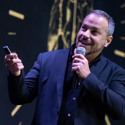Trainer formado pelo Instituto Kronos, especialista em Hipnoterapia, Reprogramação Mental e Programação Neurolinguística (PNL) e Palestrante.