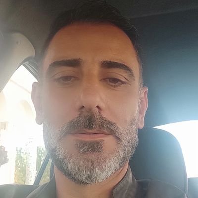 ما بحب طبع الكذب والغشّاش
لو كان عندك للكذب حجة
لولا بوجهك خرطشو رشّاش
قول الحقيقة الصدق بِ نجّي
