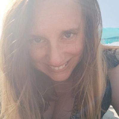 Me levanto temprano porque me gusta y no porque sea vieja.
Si ven una palabra mal escrita, es porque me puse a twittear sin ponerme los anteojos.
Apolítica.