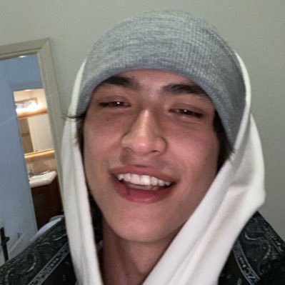 international model + ex pro player from london who streams also :))🤍 https://t.co/Y3S7A3Oavc