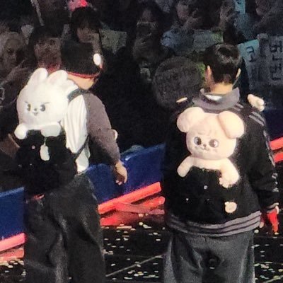 Just a soul deeply attached to a man who loves his nyangie named Lee Know, and a maniacally silly man named Kim Seungmin 💢