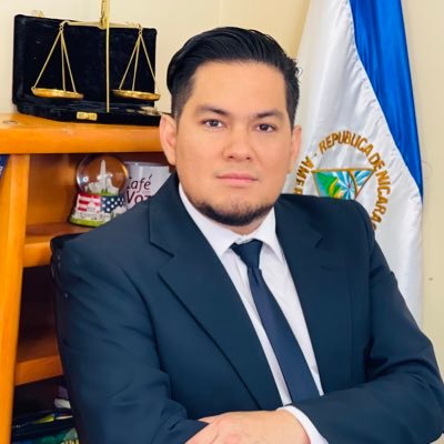 Agnóstico, crítico, rebelde, irreverente, inadaptado, curioso, Especialista en Administración de Justicia y de los 94 nicaragüenses desnacionalizados.