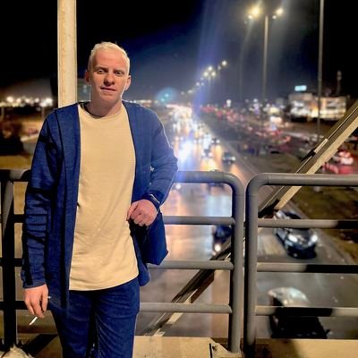البآشمحاسب💛
كائن ناجي من 5 حروب وكبشة تصعيدات بلطف ربنا . وفاقد لكل انواع الشغف 💔