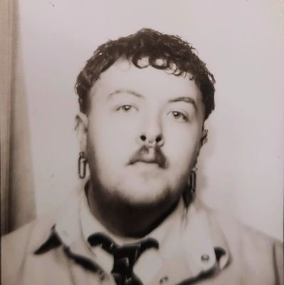 owendenston's profile picture. 23      ♉♋♌      🌻🌻🌻🌻