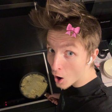 entlich drai aponenten // Posts sind nicht für zuschauer geeignet // @smol_evie ♥️ // respektlos, unlustig und unverantwortlich //priv.: @KevinNotOk