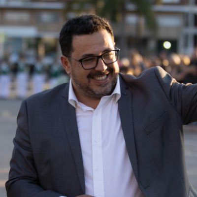Padre de Maite y Emma, compañero de Flavia. Secretario de Presidencia