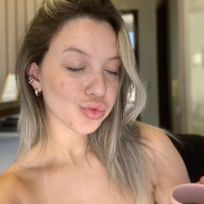 🌹
Eu até te amaria, mas eu sou aquariana e você não é minhas ídolas
SM/RS