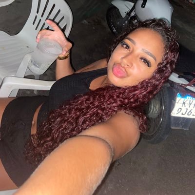 A luz que me guia é muito mais forte que os olhos que me cercam 🦋
