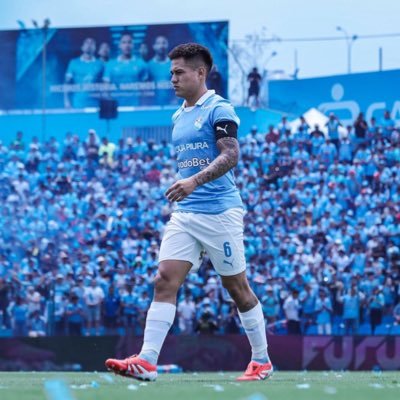 •Futbolista profesional ⚽️🇵🇪 •Futbolista en @clubsportingcristal 👊 Si Dios esta conmigo quien contra mi 🙏⚽️❤️
