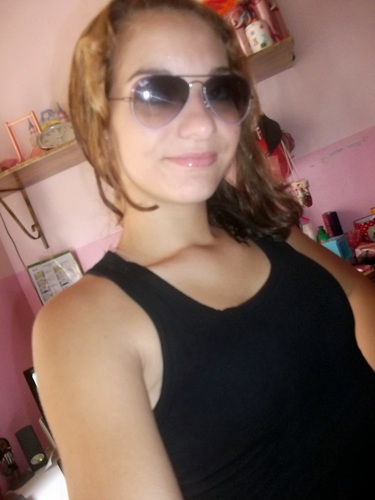 Sou aquela menina que tem horas que age como louca :p 
mas que sabe agir com maturidade na hora certa.