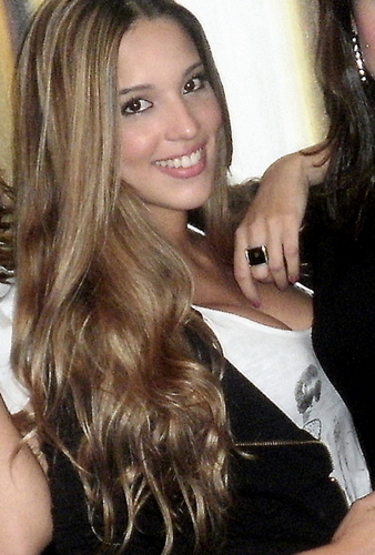 analu_costa's profile picture. Vinte e poucos anos.Aspirante a publicitária.Estagiária.Redatora.Apaixonada.E ainda assim,arcaica para mídias sociais.