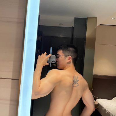 hukongyue's profile picture. 细腰肥臀🍑骚耐翘外翻⛲️💪肌肉无毛🐱的白皮公0 爱大屌🍆视频照片均为原创，在读博士不是MB，这只是我的另一面，欢迎活好的大吊猛1主动勾搭 🗣️Chinese、Japanese、English