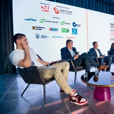 dominik_tot's profile picture. Entrepreneur, electrical engineering, former amateur national heavyweigh champ (boxing), jack of all trades - master of some. 27, 🇭🇷