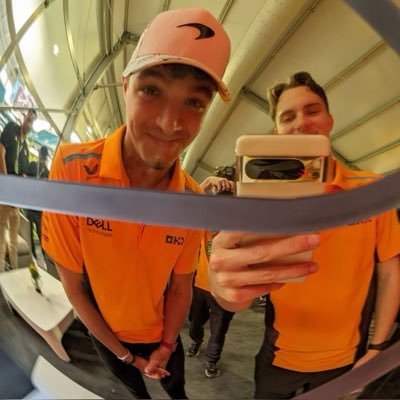 v4len81's profile picture. papaya forever🏎️🏁🌑🏹