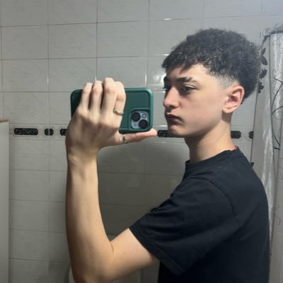 santibertolone's profile picture. jeje