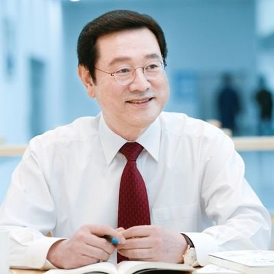 현) 법무법인 율촌 고문, 대한민국헌정회 정책위의장, 관우장학회 이사장/
전) 13대 광주광역시장, 18-19대 국회의원, 8대 행정자치부장관, 14대 건설교통부장관, 14대 국세청장, 20대관세청장, 대통령직속 일자리위원회부위원장,청와대 혁신관리수석, 기획재정부 세제실장 국세심판원장
