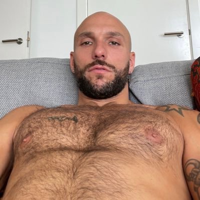 8.5”hung Italian living in London. DM for collabs