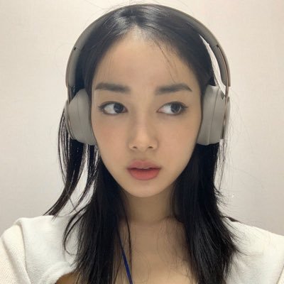 routerism's profile picture. live-tweeting my lesbian thoughts in real time