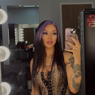 resimeangirl's profile picture. the resident mean girl.