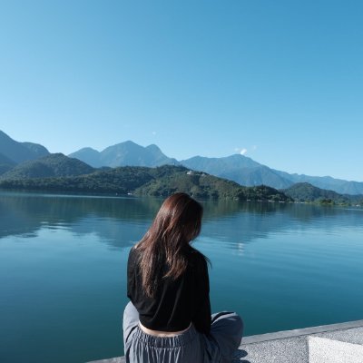 ashley_salhasu's profile picture. If you change the way you look at things, the things you look at change.Wayne Dyer