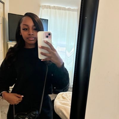 amourniyaa16's profile picture. 