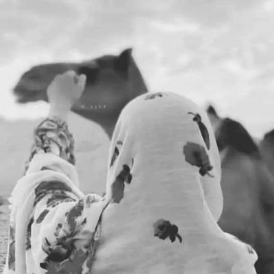وإن مت وتبللت تربتي يالله اجعل
لي يداً ممتدة للسماء تذكرني كل حين