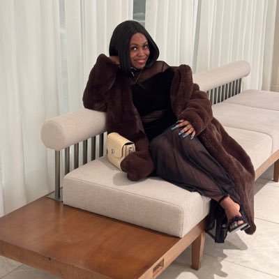 BobrellaC's profile picture. Ig. https://t.co/h9DrqMahy5  🇿🇲🇨🇦