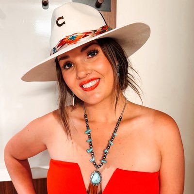 Outdoorswoman 🦌 Dog Mama 🐾 Book Worm 🐛 Western Fashion 🪶