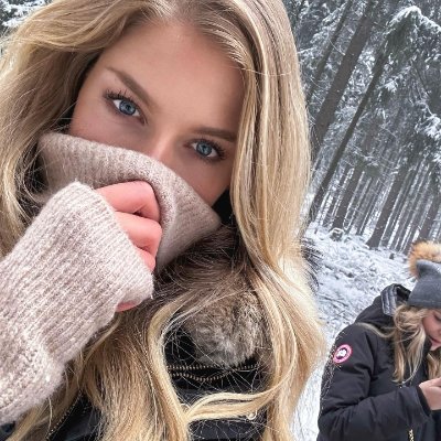 Passionate about challenges, she improves herself with reading and fitness after work. Although occasionally lonely, she enjoys her freedom and looks forward to