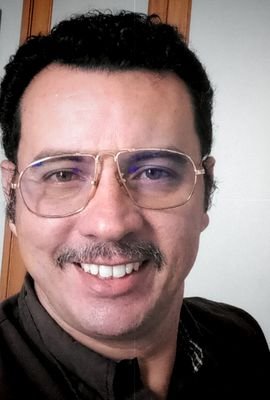 Licenciado en Español y Literatura. Escritor, poeta, analista político; ciudadano de sueños.