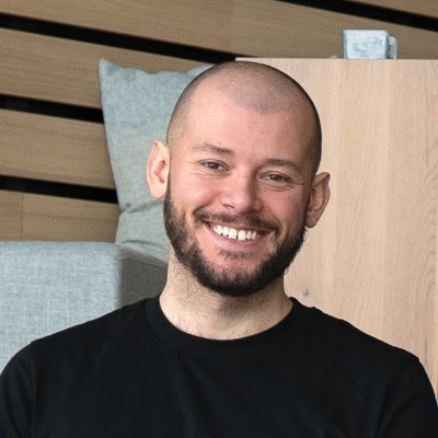 Kdysi novinář, teď markeťák, který po práci kope do míče. Podcast Střelák. #YNWA