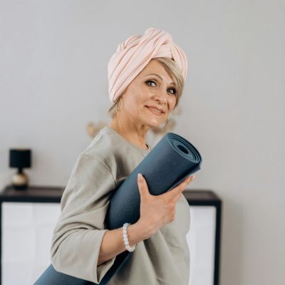 Bouger sans douleur, même sur une chaise. Yoga doux + bien-être pour femmes 55+. Guide gratuit ci-dessous