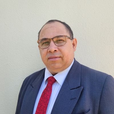 Bom me descreveria como uma pessoa feliz, amo meu Deus, minha Familia, minha religião meu país nessa ordem.