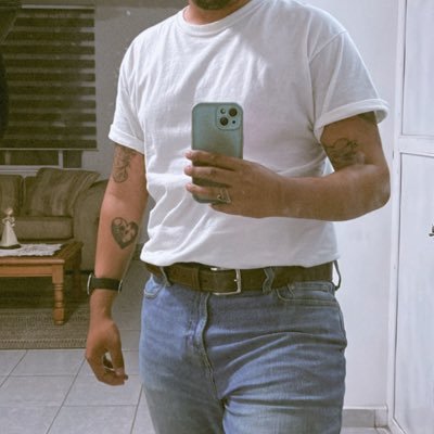 Adicto a las desgracias, friki de closet, papá de gatos, pseudomusico y productor musical.