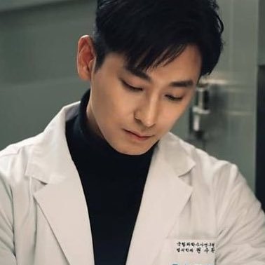 I’m Baek Kang-hyuk and I’m an genius trauma surgeon who has performed surgeries in conflict zones around the world