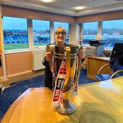 What you see is what you get. Primary school teacher, massive gills fan. Love my fam, beer and football. Life is a rollercoaster, just gotta ride it!