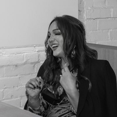I’m the owner of a medically-directed, holistic skincare studio in the heart of Toronto’s Yorkville neighborhood. IG @AllanaDavisStudio