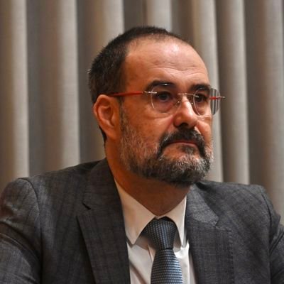 Jurista futbolero ¿o futbolero jurista? Tambien hago aikido. Mis tweets son personales, hable de Derecho o de fútbol.