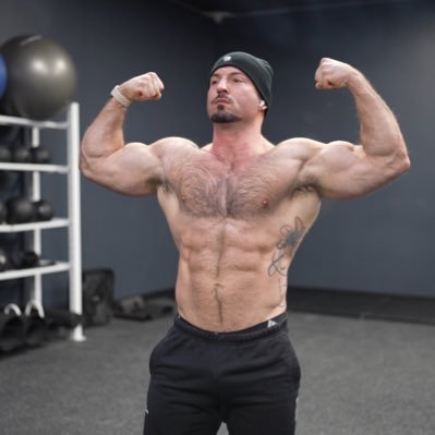 Bare with me! Safe space for everyone. Love bodybuilding, gayness 🌈, nudism (NSFW), traveling. Been exploring more sides to myself. 🌶️ content in my link