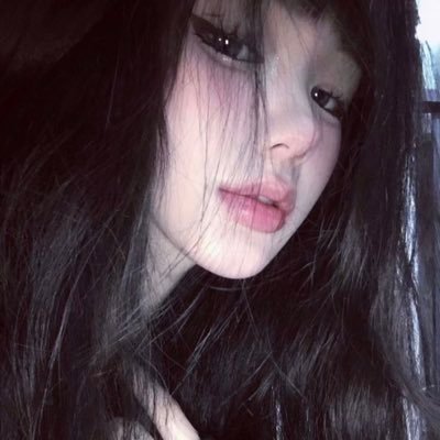 EeeeeemoLy's profile picture. 可是小乖没有结局的故事太多了 并不是谁都能得到神的眷顾 分离焦虑症 顺衣服大盗 小狗文学大王 做饭小天才 brat ddlg switch iiii 🚪8888