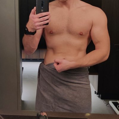 Kinky gay guy who loves to take and give fists and stuffs big toys up his ass. 🍑🤛😈