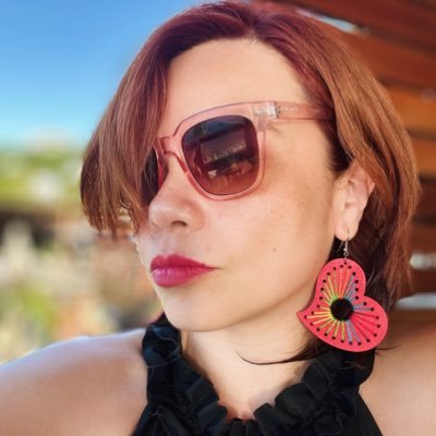 Escribidora, profe, buzo reciente. #ComPol, relato y políticas públicas. Mitad roja de @DemocraciaenLSD. Directora y socia de @FactorCritico_