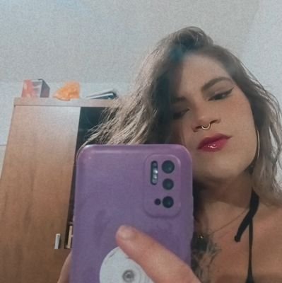 No farrapo da minha saia tem uma cobra venenosa...