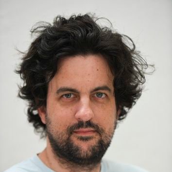 Fiel de los Rolling Stones y Seinfeld. Egresado de @ficudelar. Periodista en @ladiaria (política y música). Saqué tres libros pero no soy el escritor infantil.