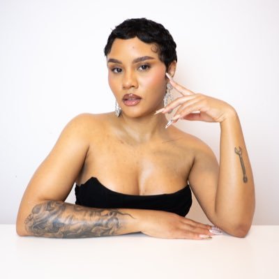 your favorite sneakerhead’s favorite sneakerhead 👟 • 1/2 of @thesoletable • 📩 hi@imashleyhall.com • all links ⬇️