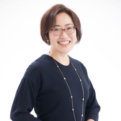 【アロマとデザイン】デザイン事務所flavour主宰|生まれも育ちも東京・大田区|雑誌、書籍、広告、パッケージ等のデザイン|国産アロマの産地を訪ねて旅するライター、キュレーター、イベントプランナー|香り商品の販売イベントをポップアップ開催|AEAJ認定アロマセラピスト|すみだクリエイターズクラブ会員